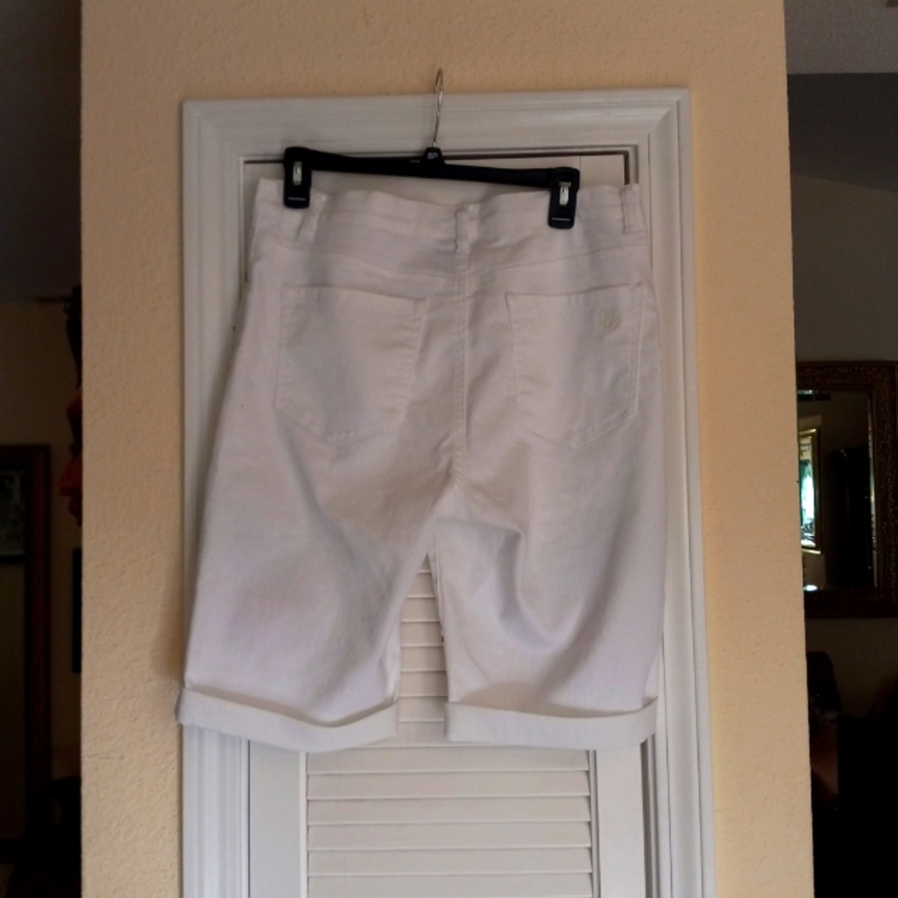 🤍🌺DG2 Diane Gilman White Cotton Stretch Shorts With Floral Embroidery. Sz 12 - Picture 2 of 4